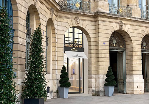 Eine Grand Seiko Boutique wird an der Place Vend me in Paris